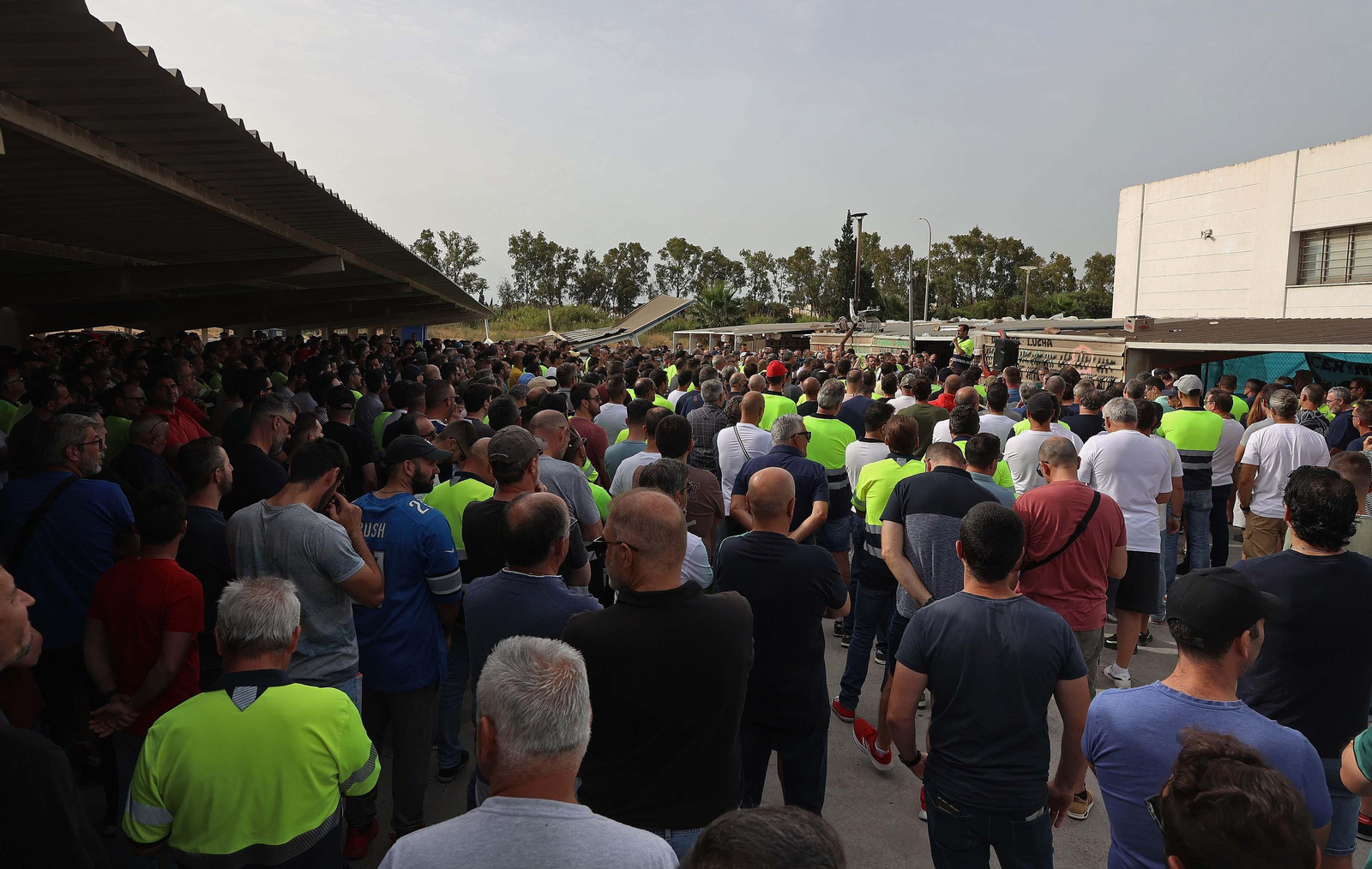 Imágenes de la asamblea de los huelguistas de Acerinox