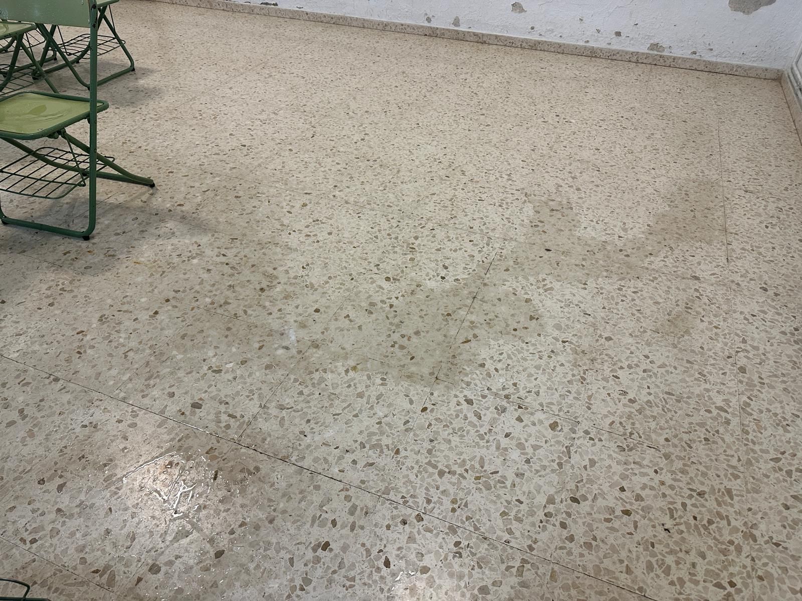 Fotografías de las goteras y humedades en el IES San Blas de Aracena, con alumnos desalojados este miércoles