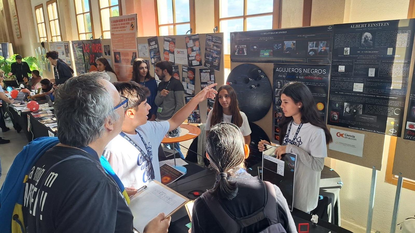 Los alumnos, exponiendo su trabajo.