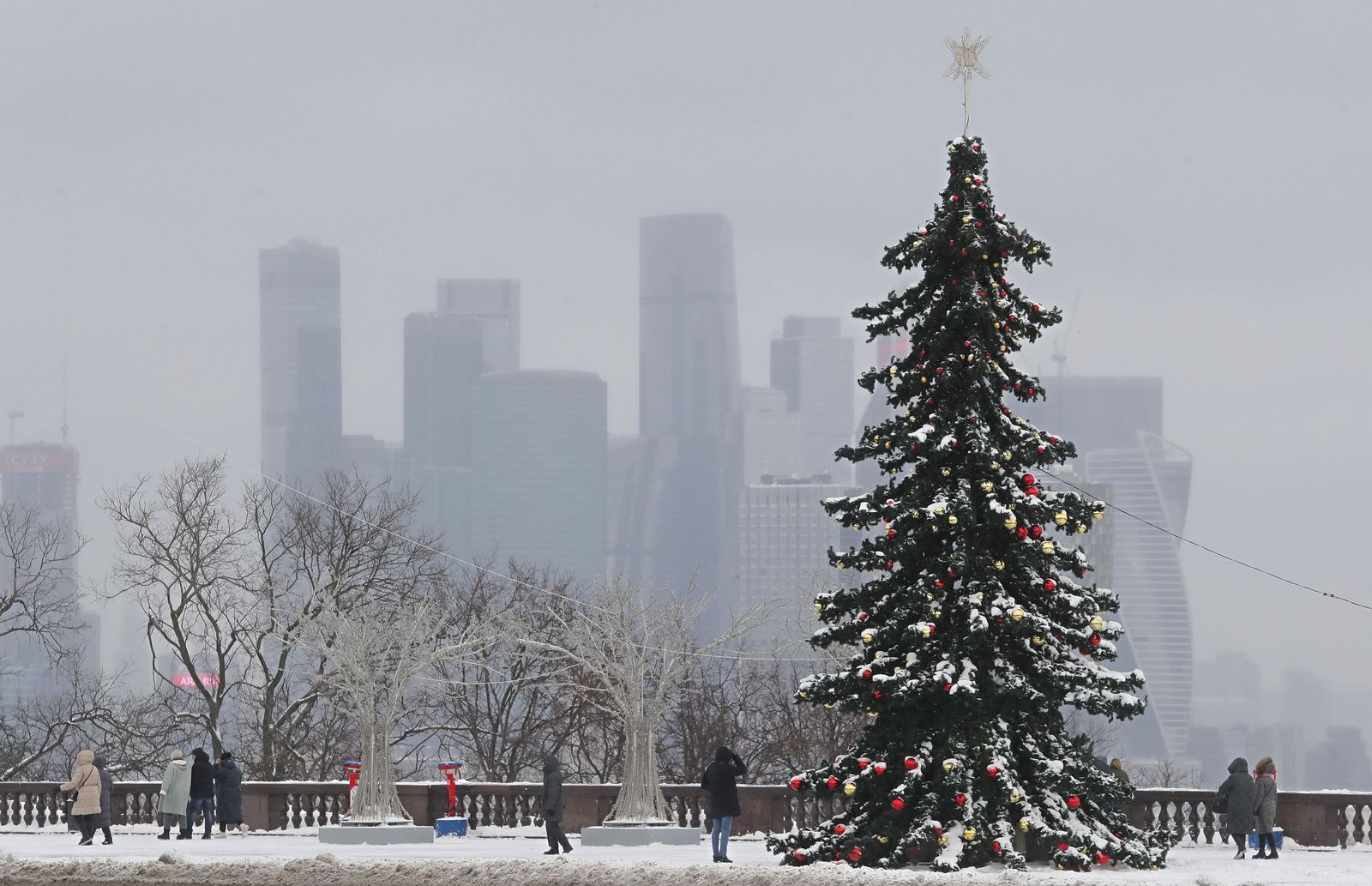 Nieve, Navidad, decoración, hielo y frío en Moscú