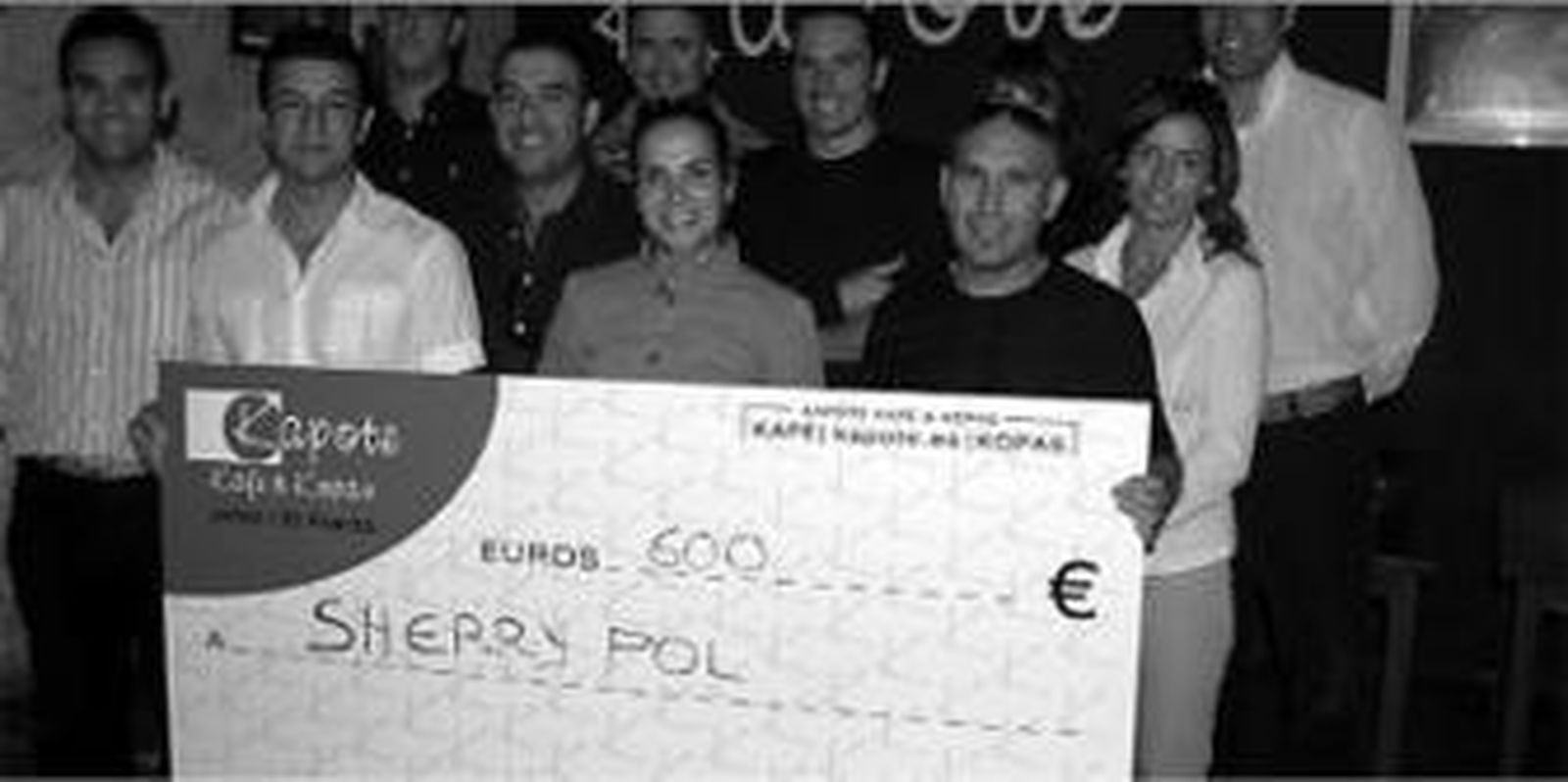 Miembros de Sherrypol con el cheque.