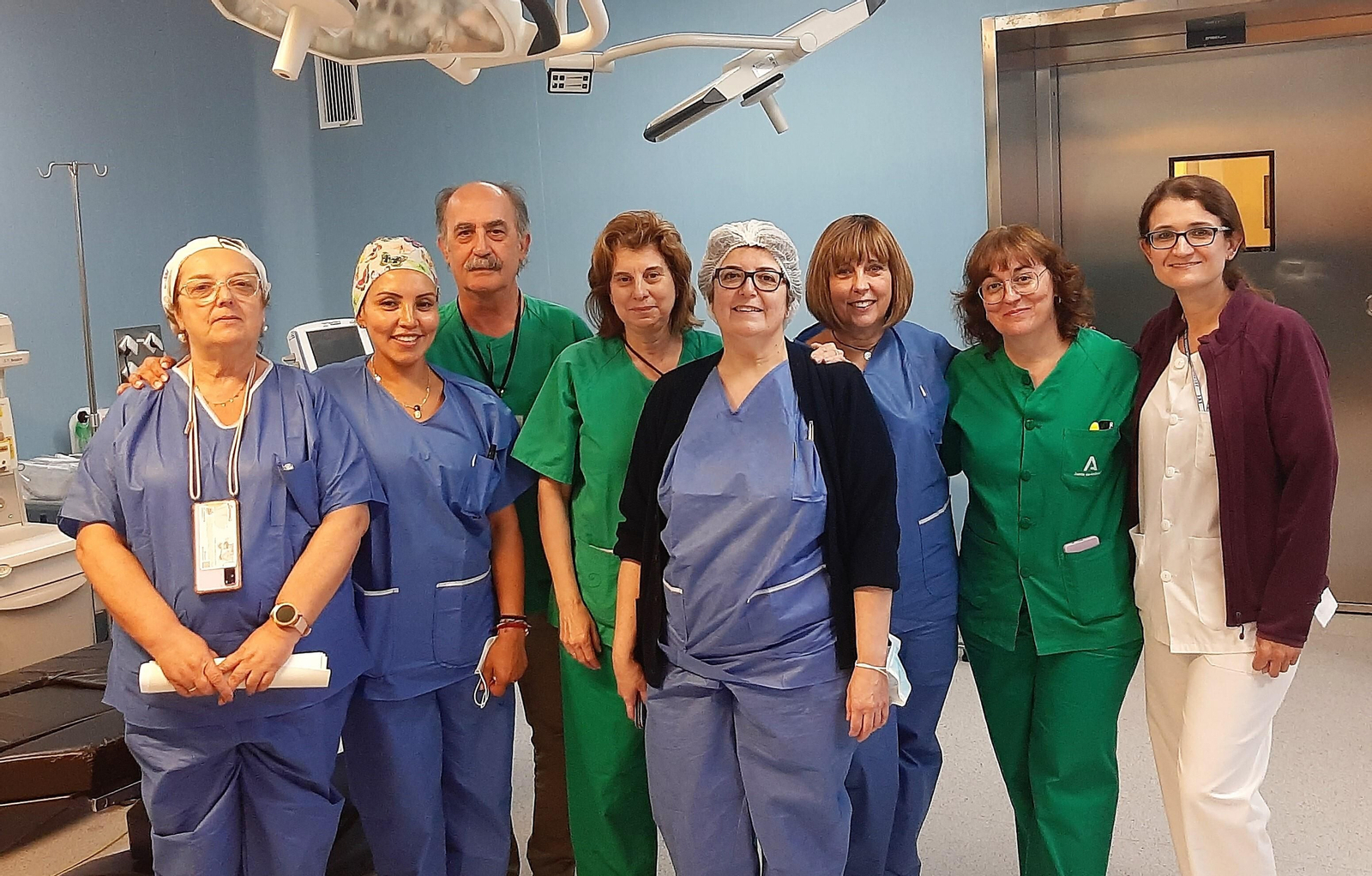 Equipo de quirófano de operaciones oftalmológicas del hospital Infanta Elena.