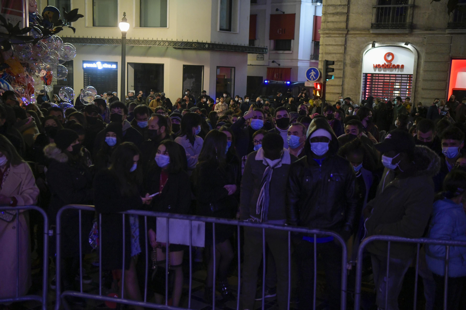 Así fue la Nochevieja 2021 en Granada, en imágenes: uvas en una Plaza del Carmen vallada y ambiente de fiesta en la calle