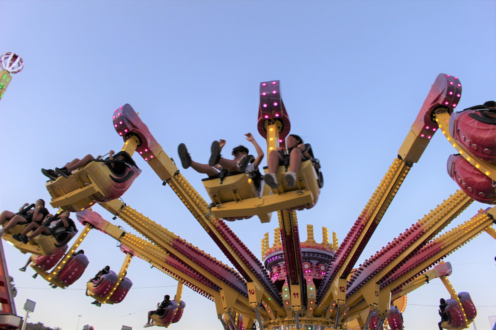 El recinto ferial de noche ofrece un total de 47 atracciones. El recinto ferial de noche ofrece un total de 47 atracciones.
