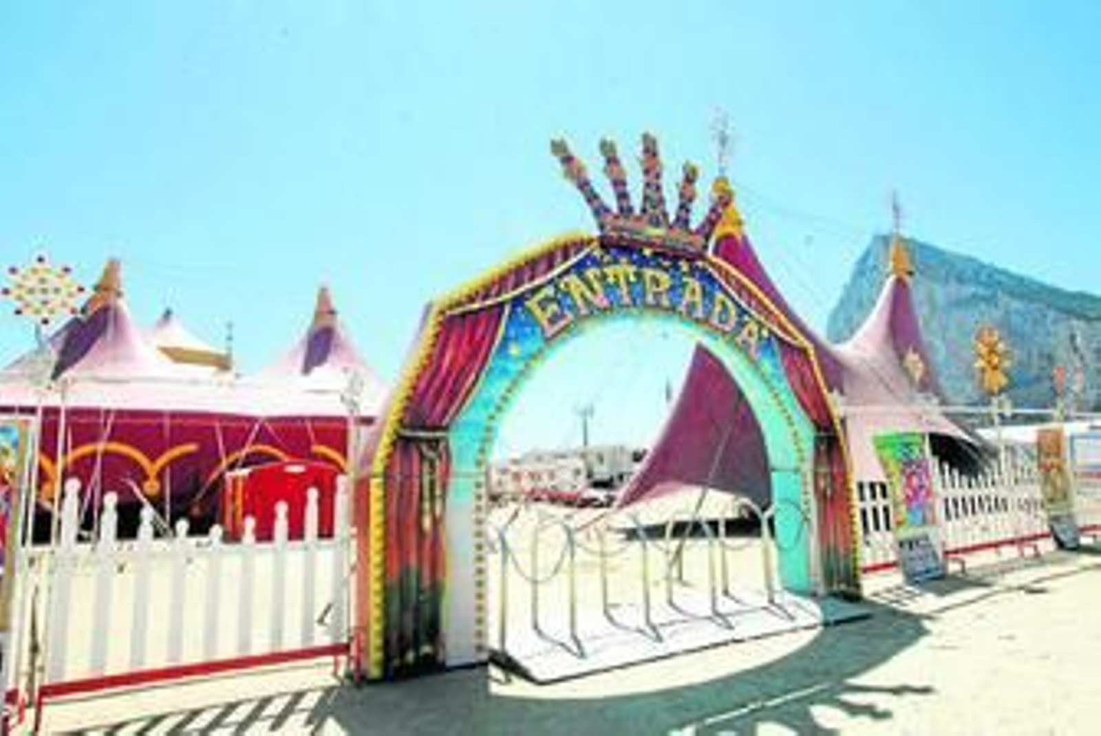 Imagen del acceso al circo Alaska, situado en los terrenos de la Feria, junto a Gibraltar.