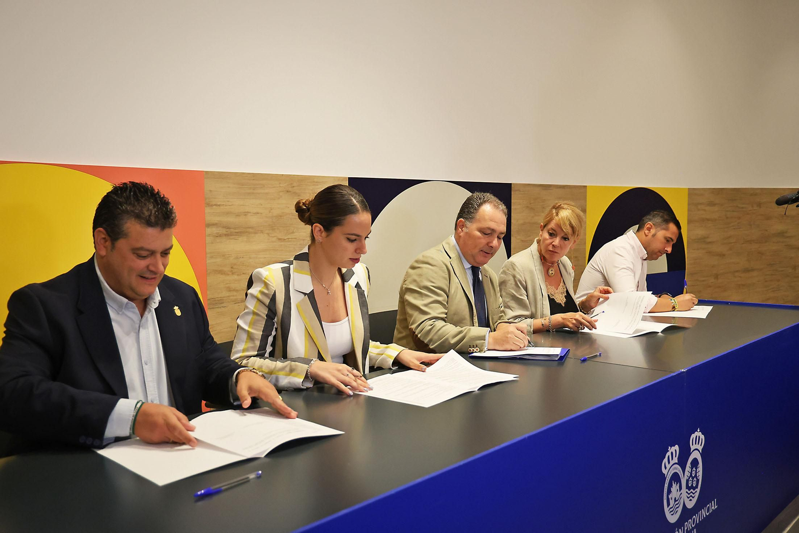 Imágenes de la firma con alcaldes de 34 municipios los convenios del programa 'Tu Diputación Invierte'