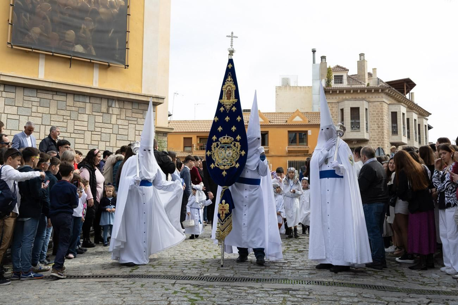 Los jiennenses se echan a la calle para presenciar la primera de las procesiones de la jornada: la Borriquilla (I)