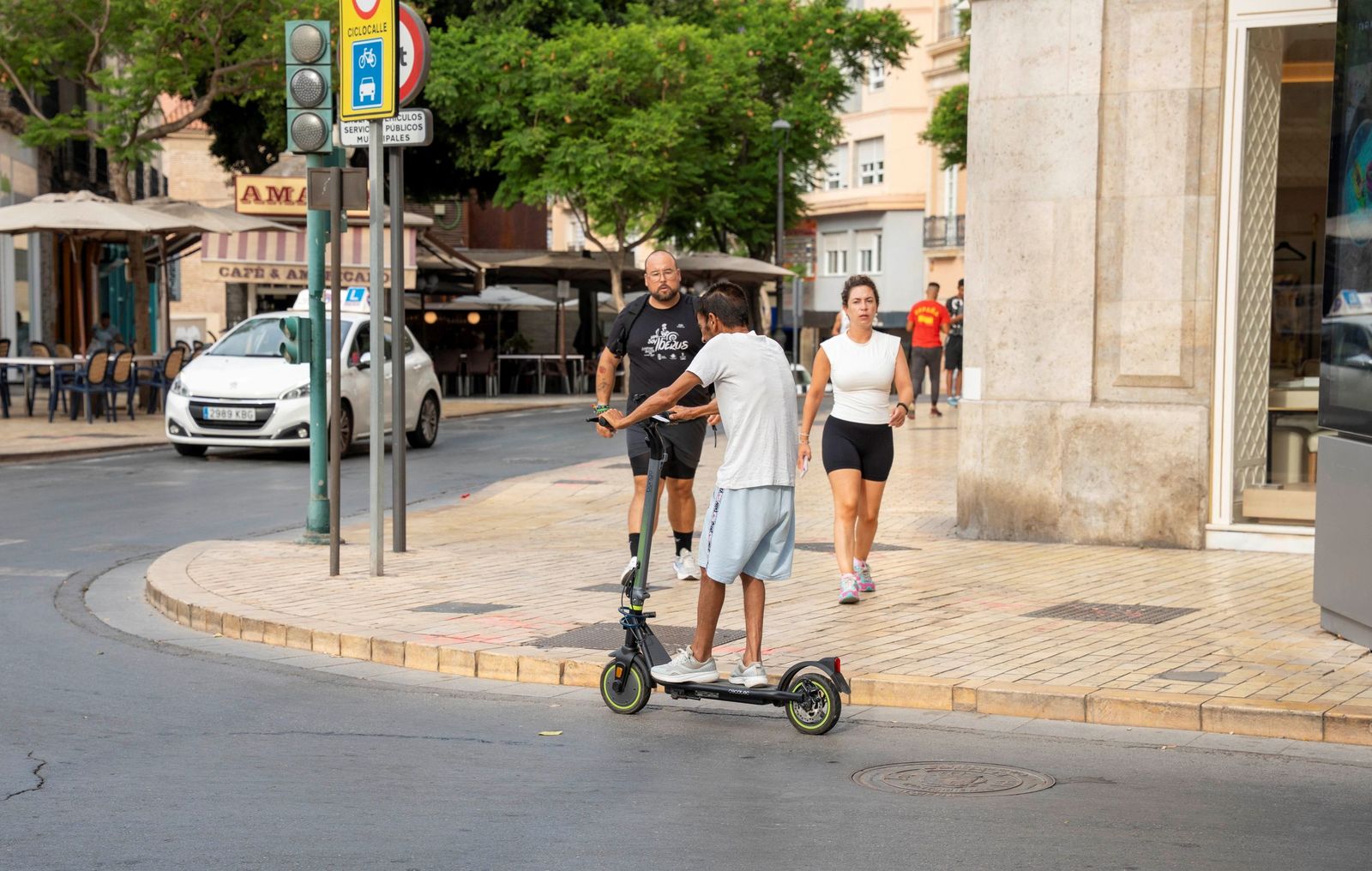 Un conductor de un patinete por la Puerta Purchena de Almería capital.