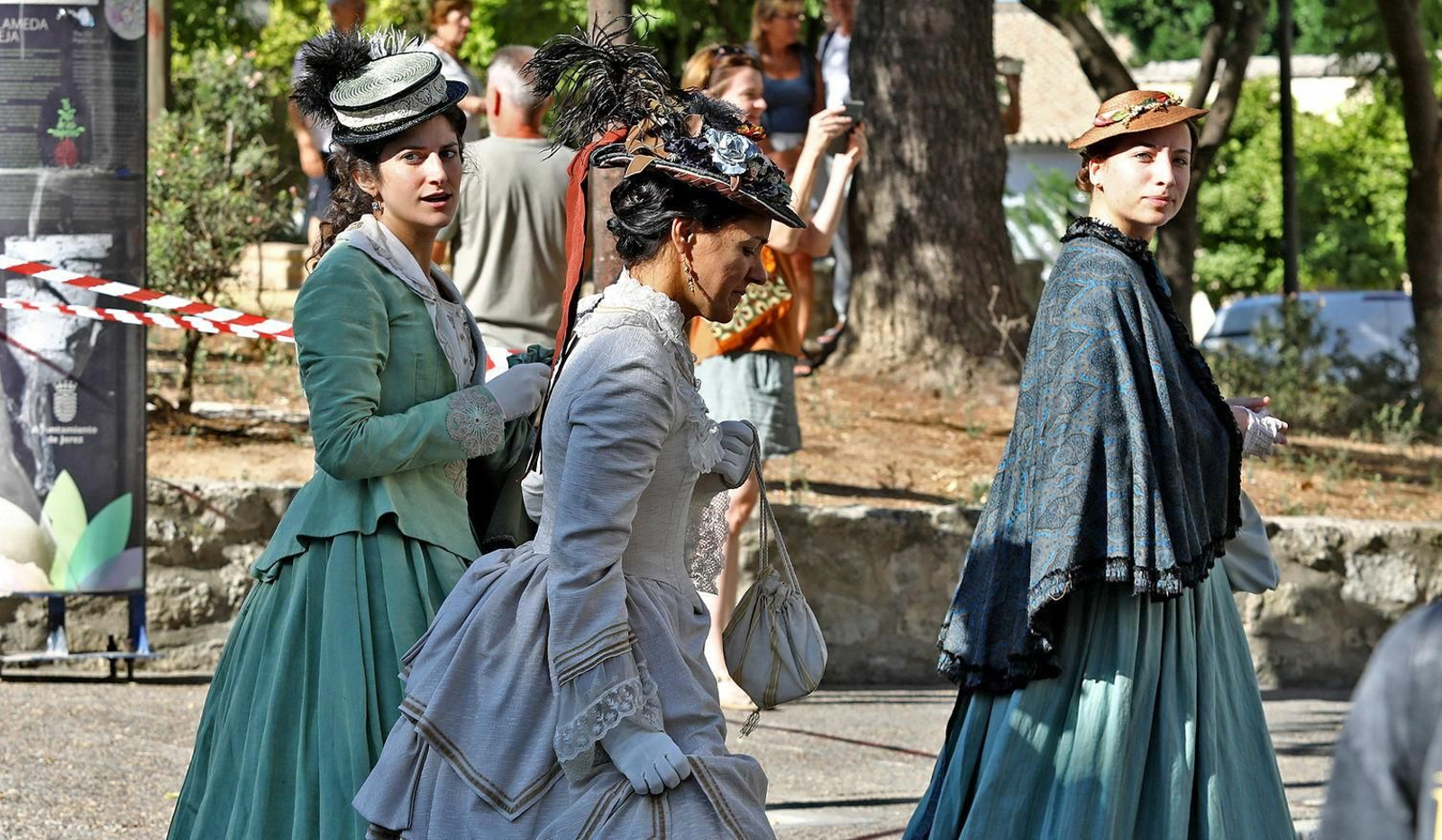 Algunas jóvenes caracterizadas de época, durante el rodaje de La Templanza en Jerez.