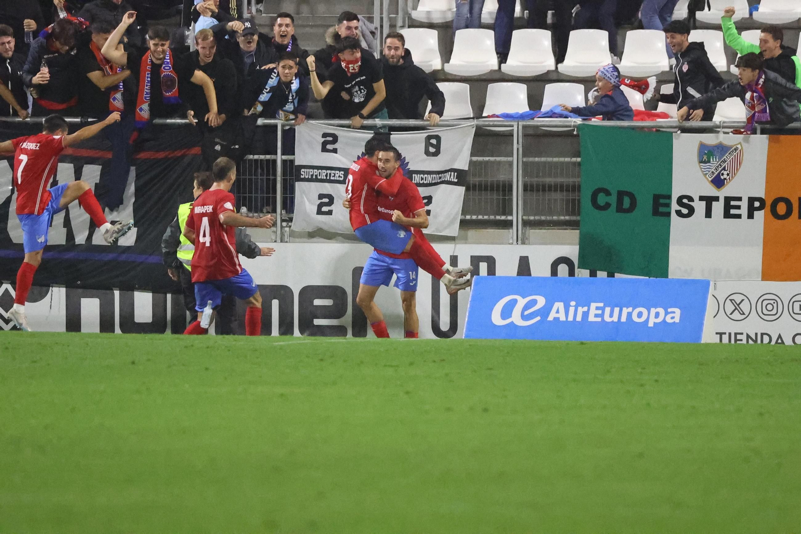 El Estepona celebra el gol.