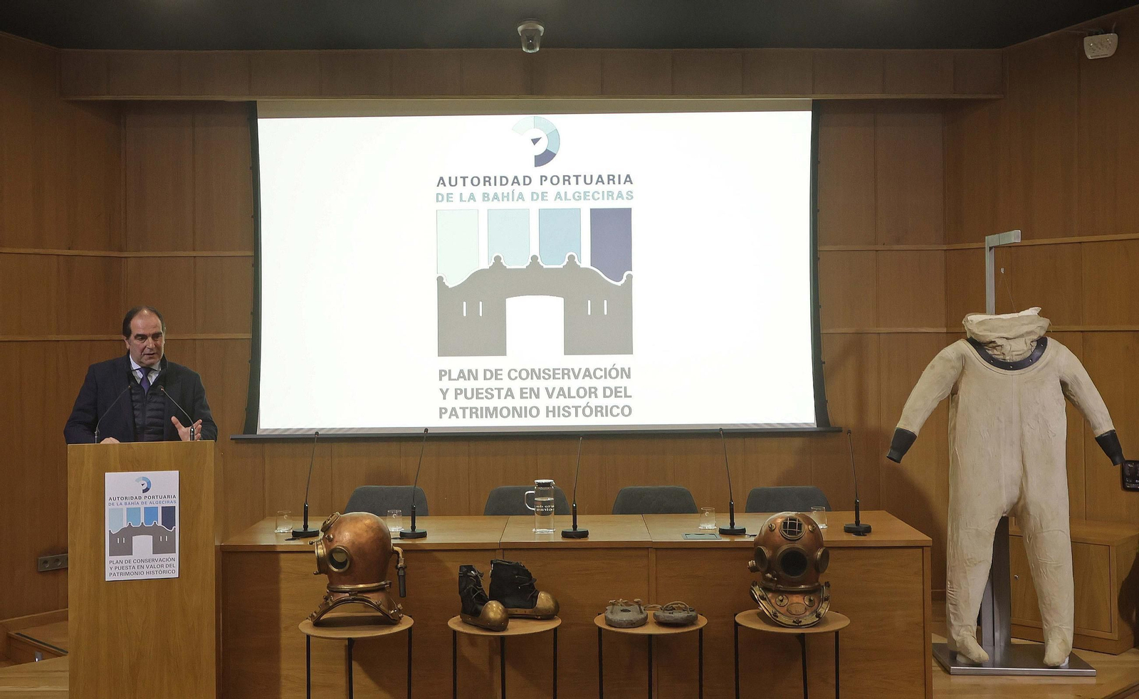 Fotos de la restauración de un traje clásico de buzo de la primera mitad del siglo XX en Algeciras