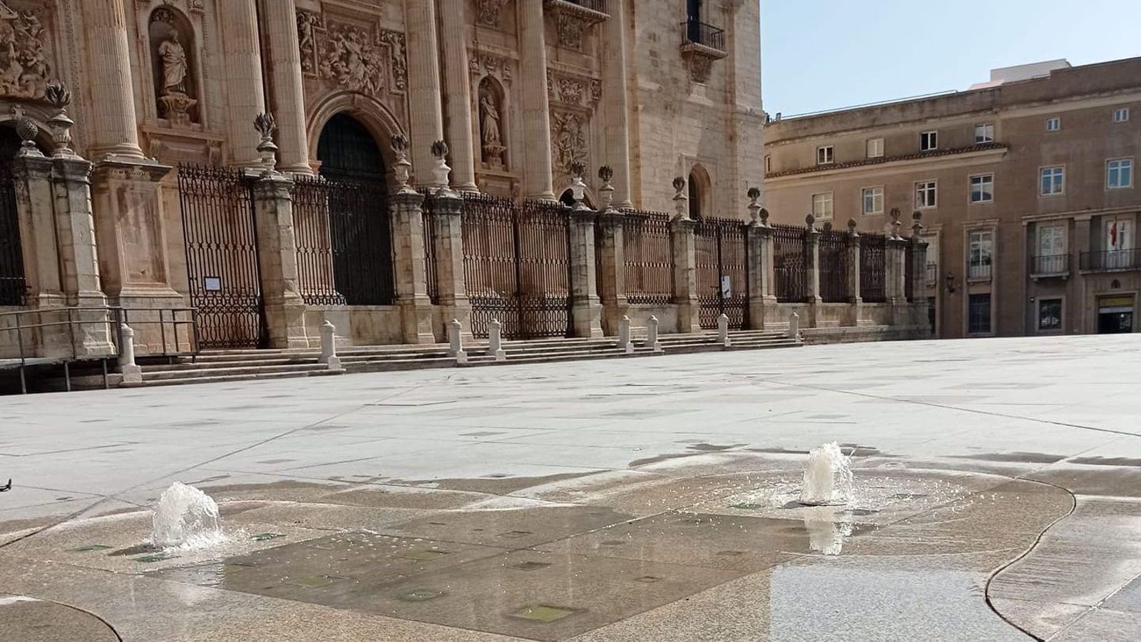 Fuentes instaladas en el suelo de la plaza de Santa María.