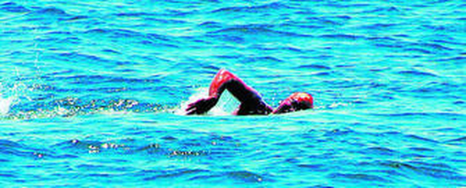 Un nadador, en las aguas del Estrecho de Gibraltar.