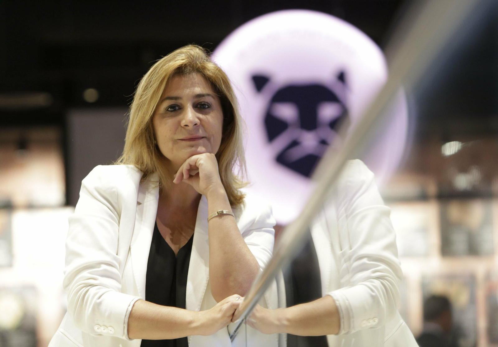 Belén Martín, ante el primer local de Panther en el mundo, que abre hoy en el nuevo centro comercial Lagoh.