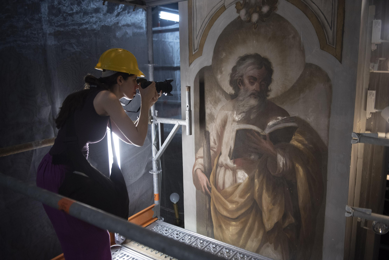 Todas las imágenes de la restauración de las pinturas en la Parroquia de la Magdalena