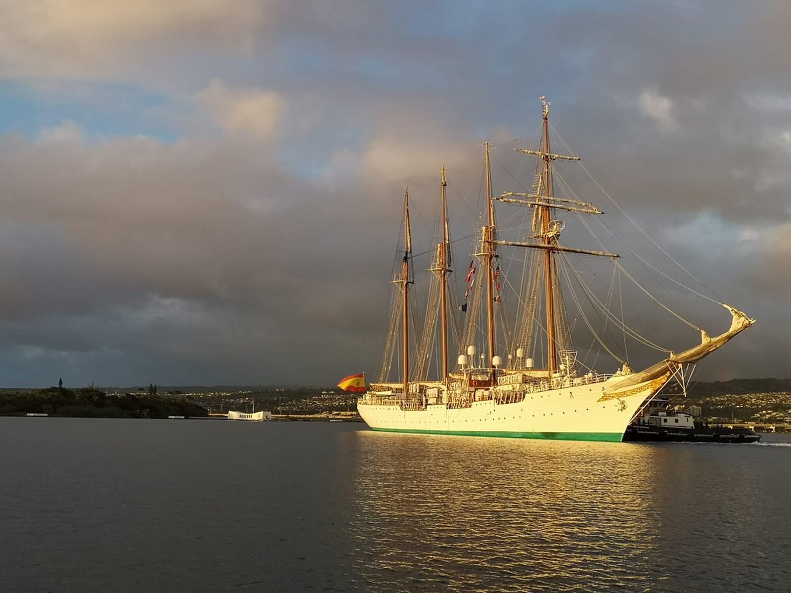 El 'Elcano' partiendo de Pearl Harbor, en Hawai, para seguir cruzando el Pacífico.