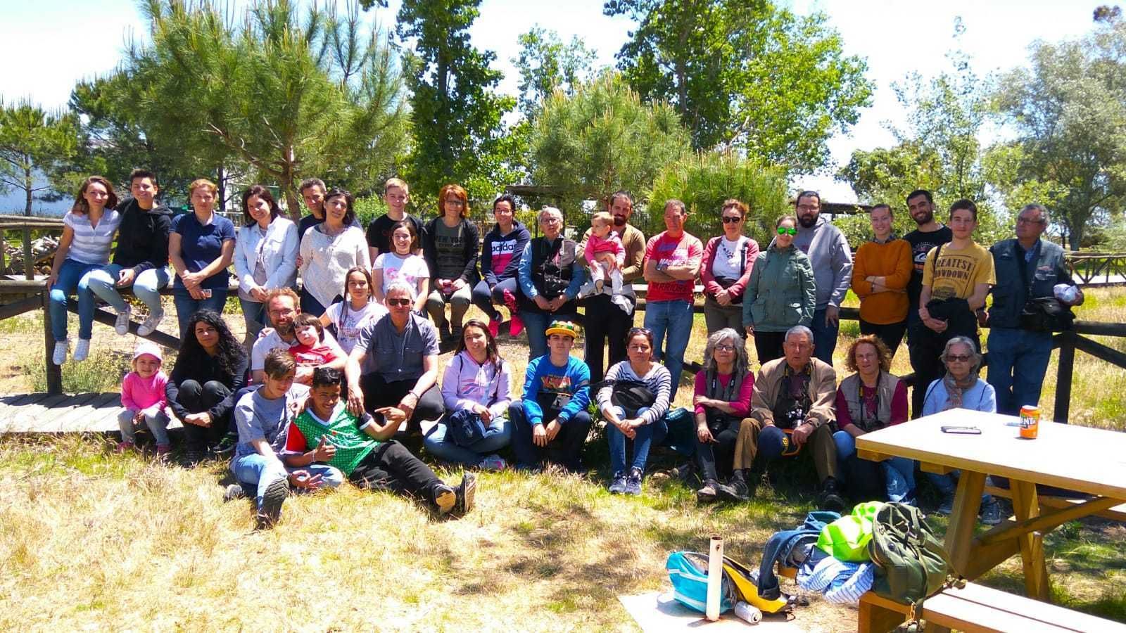 Algunas de las personas que participaron en el certamen preparan sus cámaras.