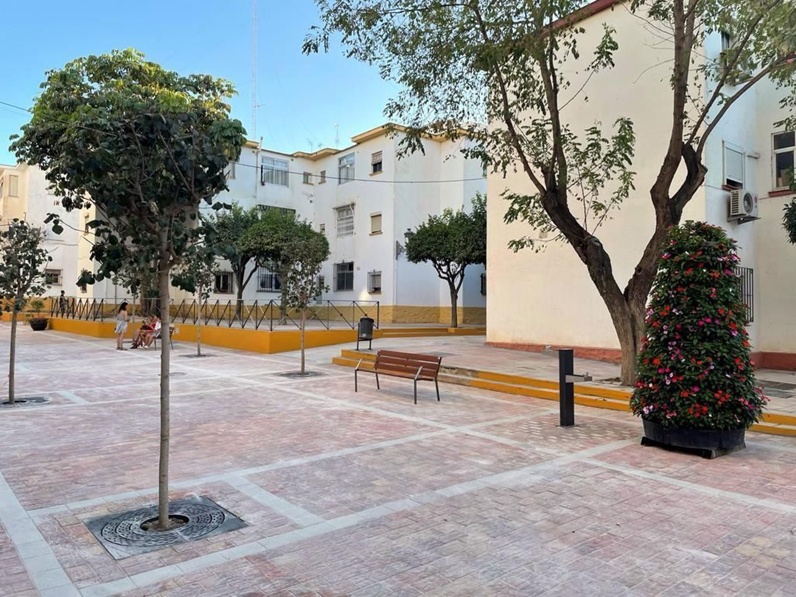 La calle Cardenal Herrera Oria tras  las obras de remodelación, en Estepona.