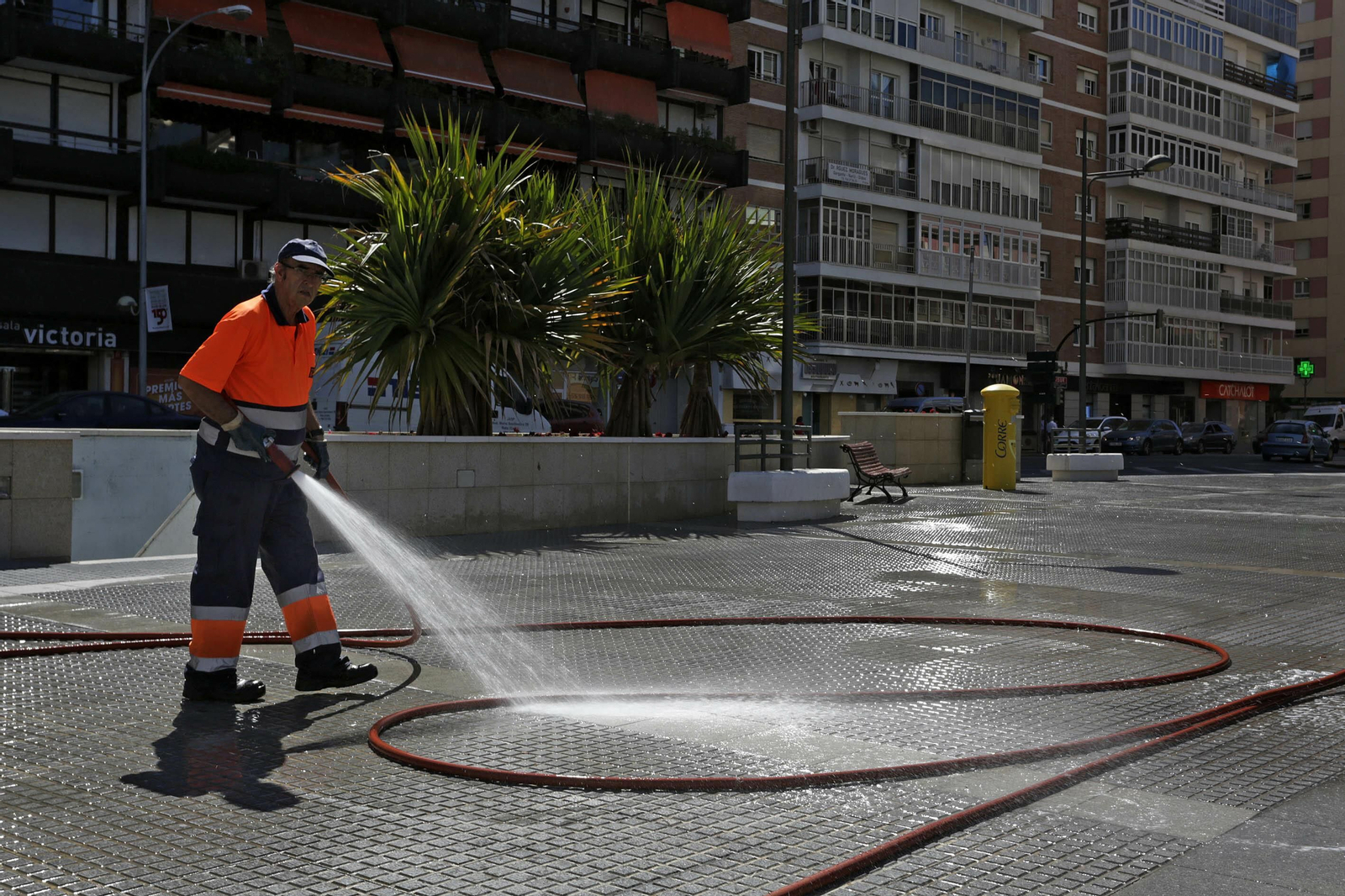 Un trabajador, baldeando la Glorieta Ingeniero la Cierva, en una imagen de archivo.