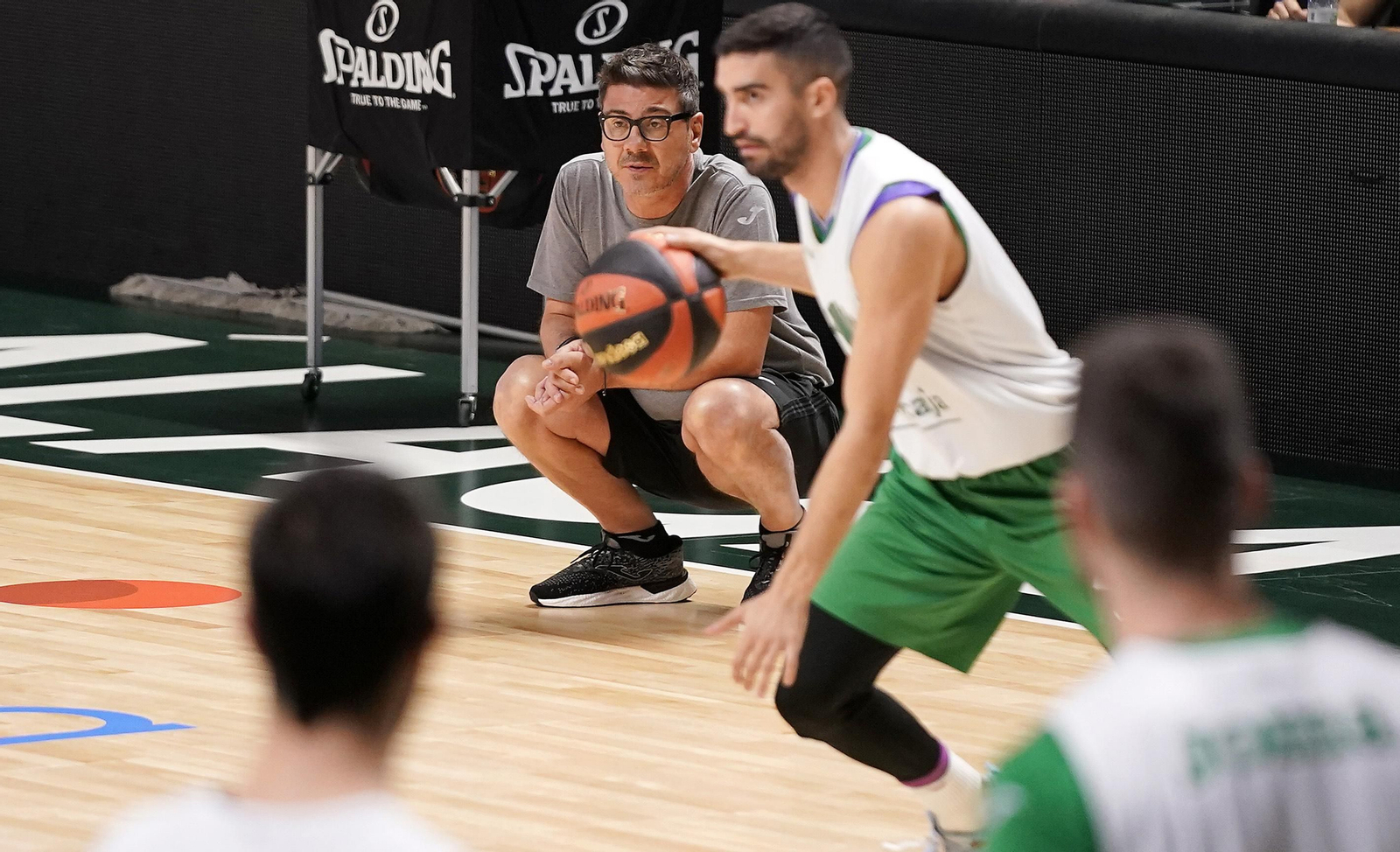 Katsikaris observa el entrenamiento de ayer.
