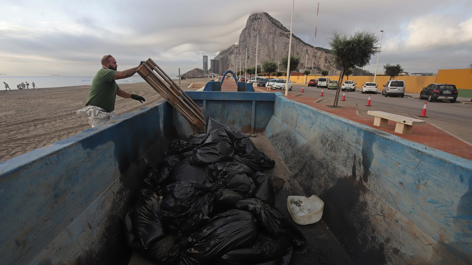 Fotos de las labores de limpieza en la playa de Santa Barbara por el nuevo vertido del 'OS 35' en La Línea