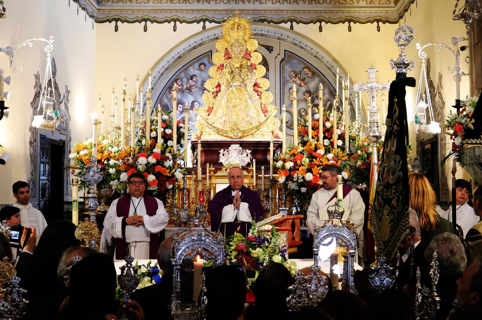 Imágenes de la misa de la Hermandad del Rocío de Huelva ante la Virgen del Rocío