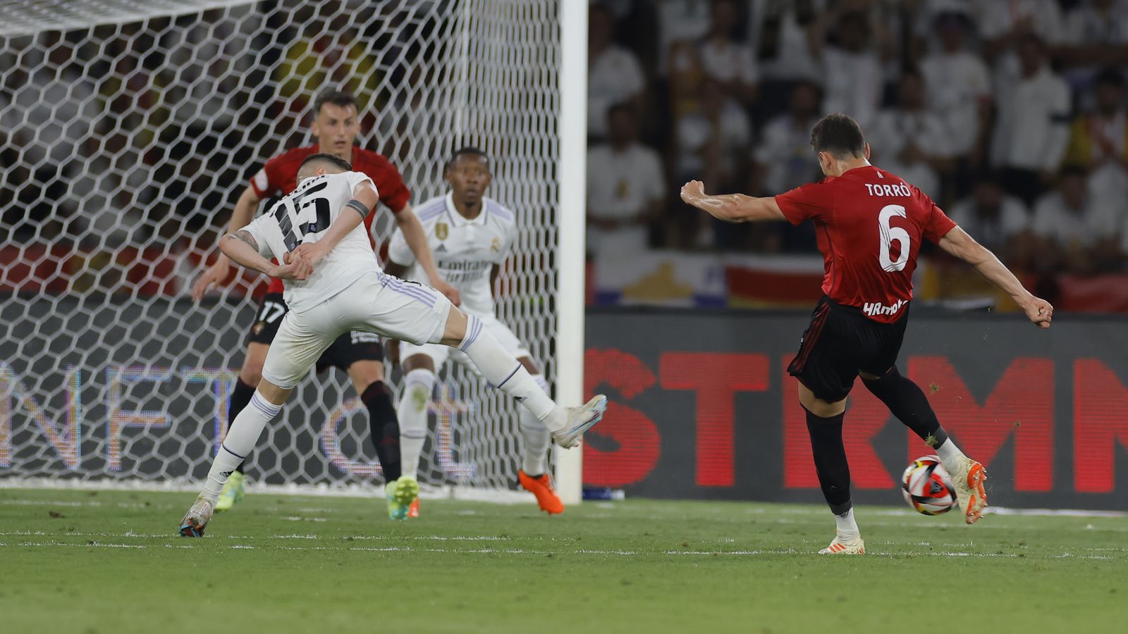 Lucas Torró marca el gol del empate del Osasuna.