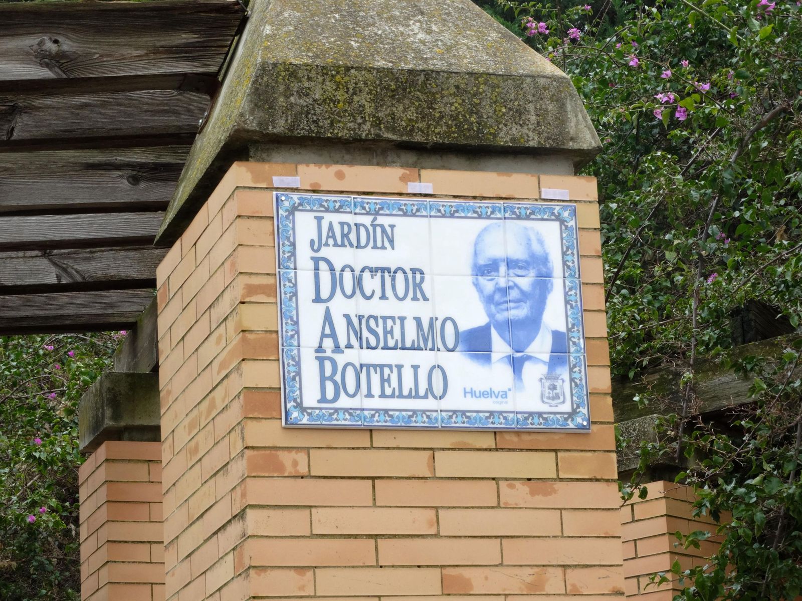 Fotografías de la rotulación del jardín Doctor Anselmo Botello