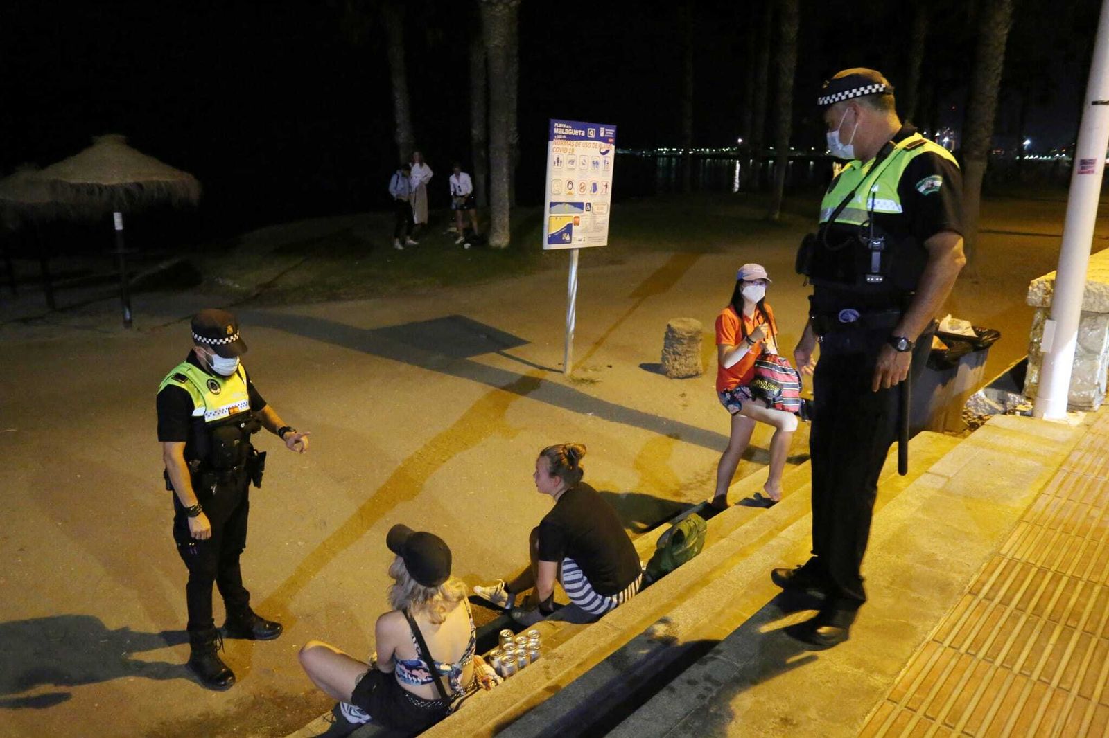 Fotos: Primera noche de cierre de playas en Málaga