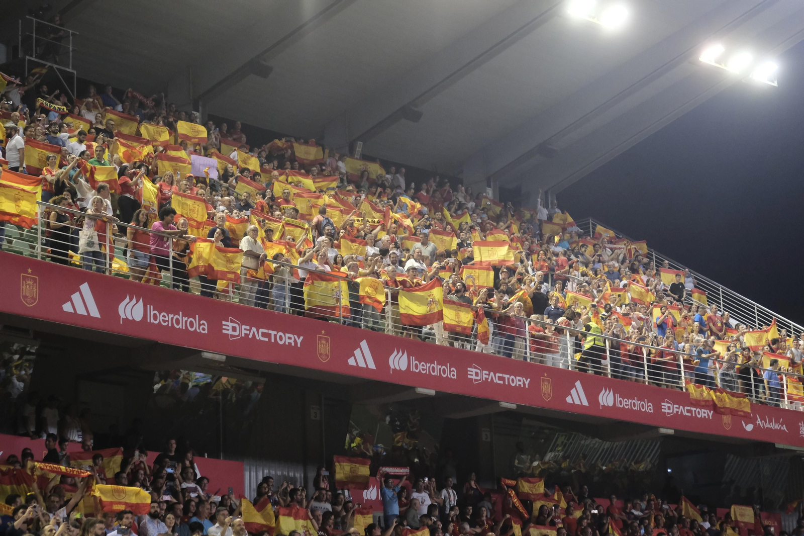 Las mejores fotos del ambiente en El Arcángel para el España - Suiza