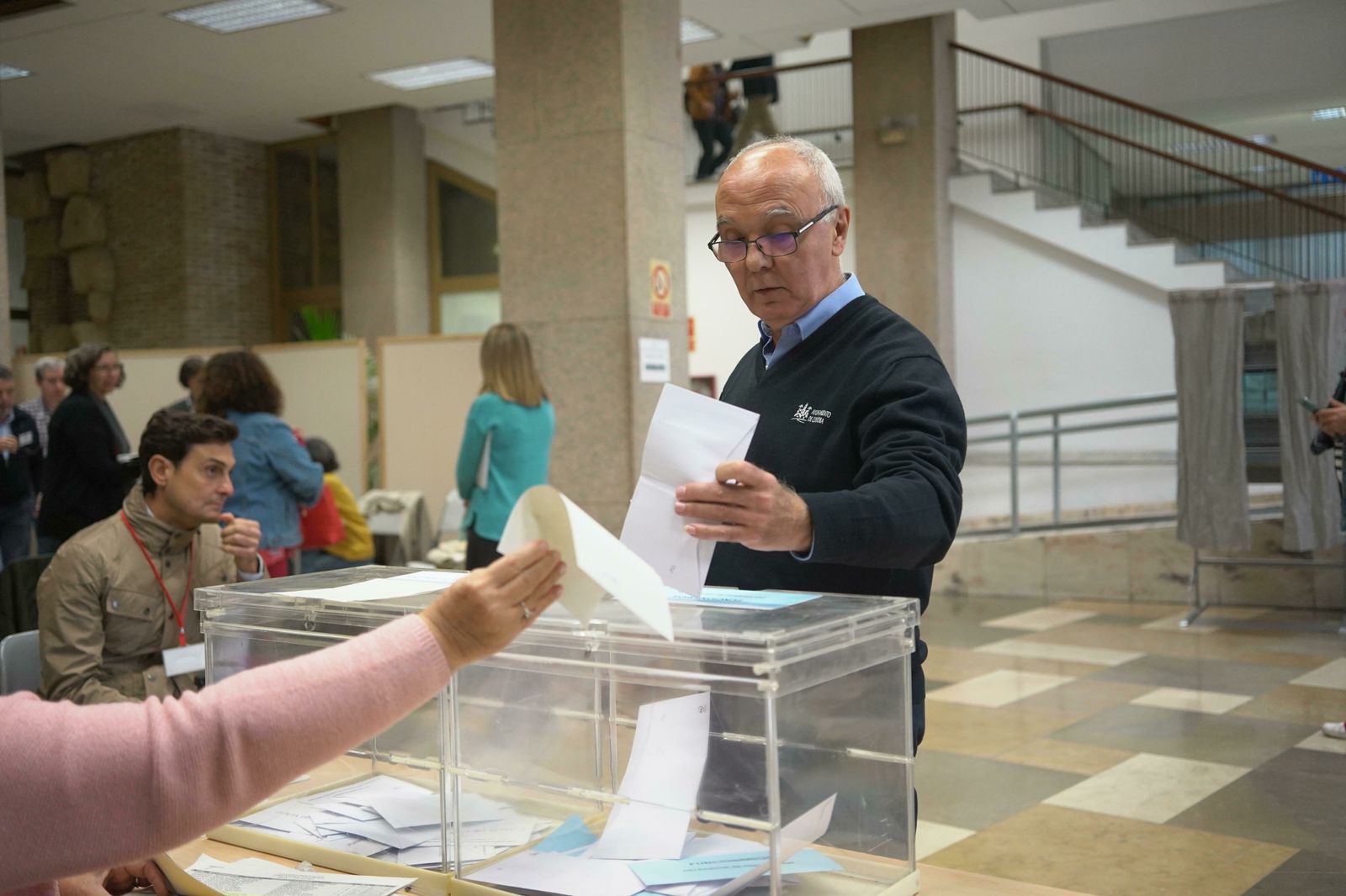 Un trabajador municipal ejerce su derecho al voto.