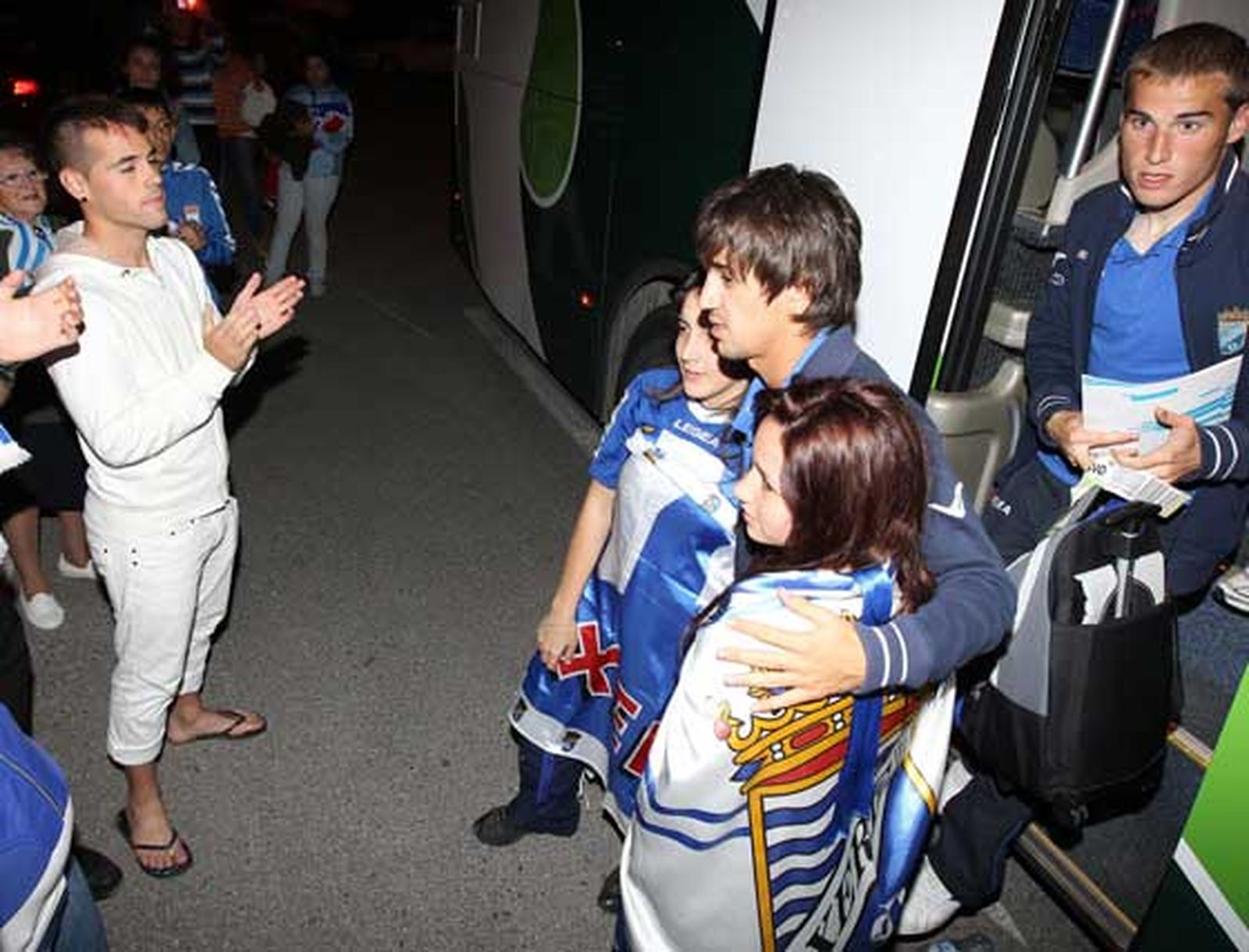 Carlos Calvo fue uno de los más solicitados por la chavalería para hacerse fotos, a lo que el madrileño accedió 

Foto: Miguel Angel Gonzalez