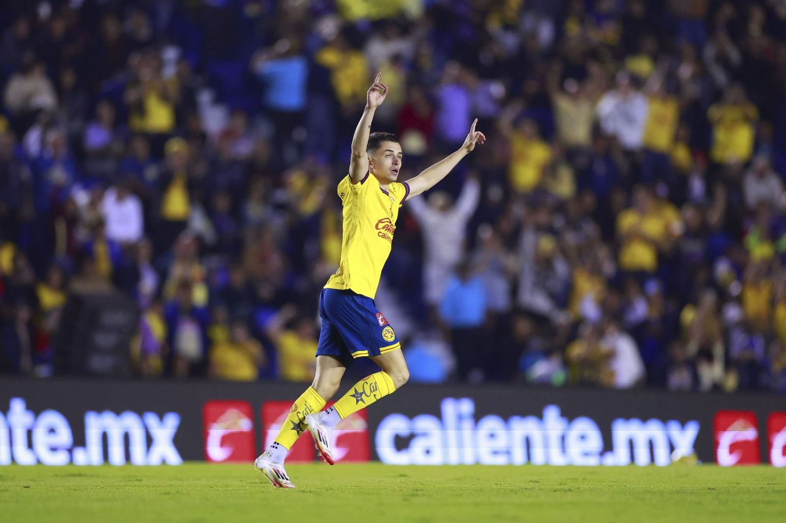 Álvaro Fidalgo celebra un gol con el América.