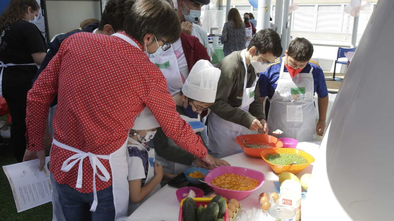 Niños participando en los talleres de cocina adaptados a los enfermos renales.