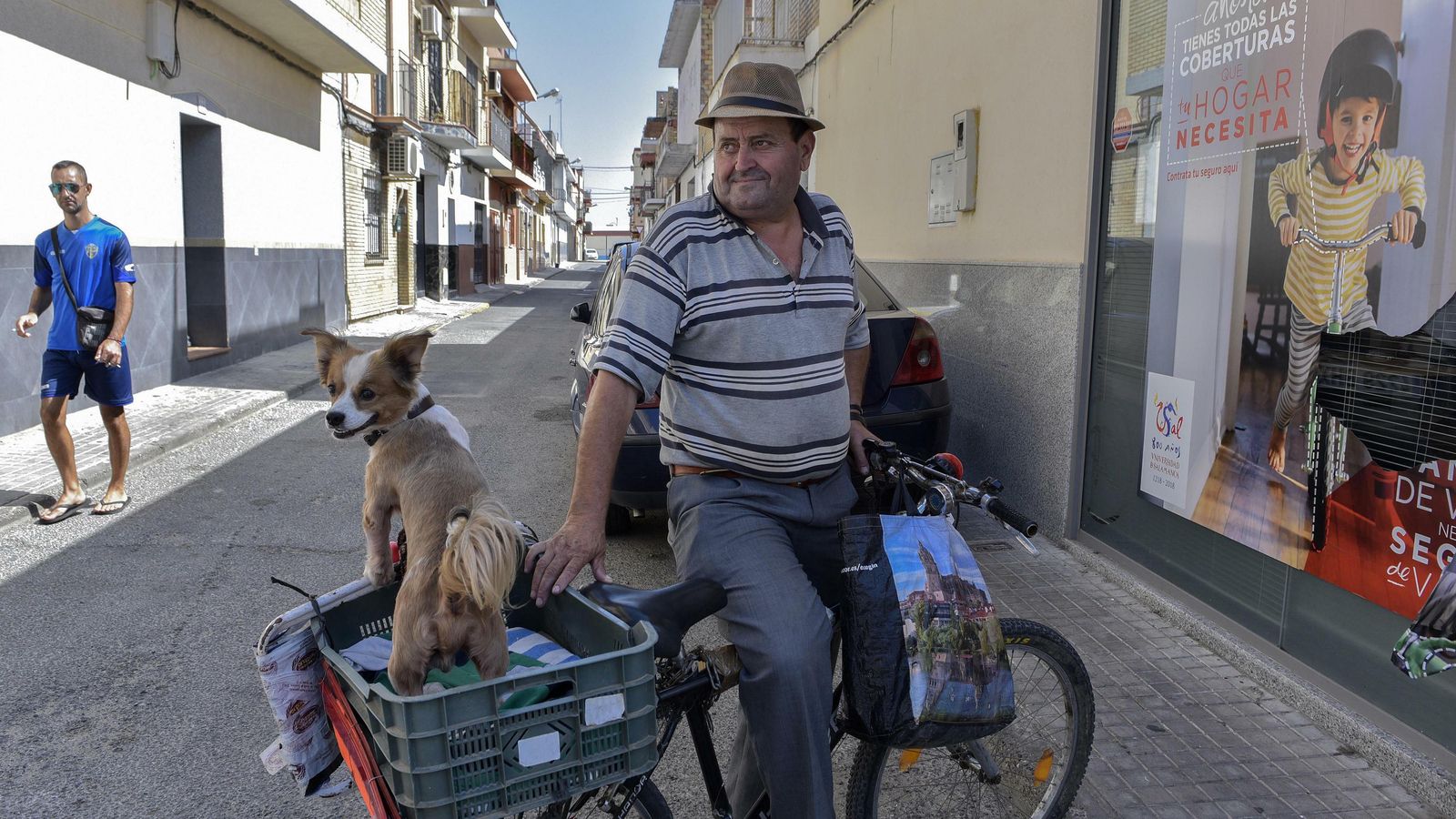Un hombre pasea en bicicleta por una calle de Palmete.