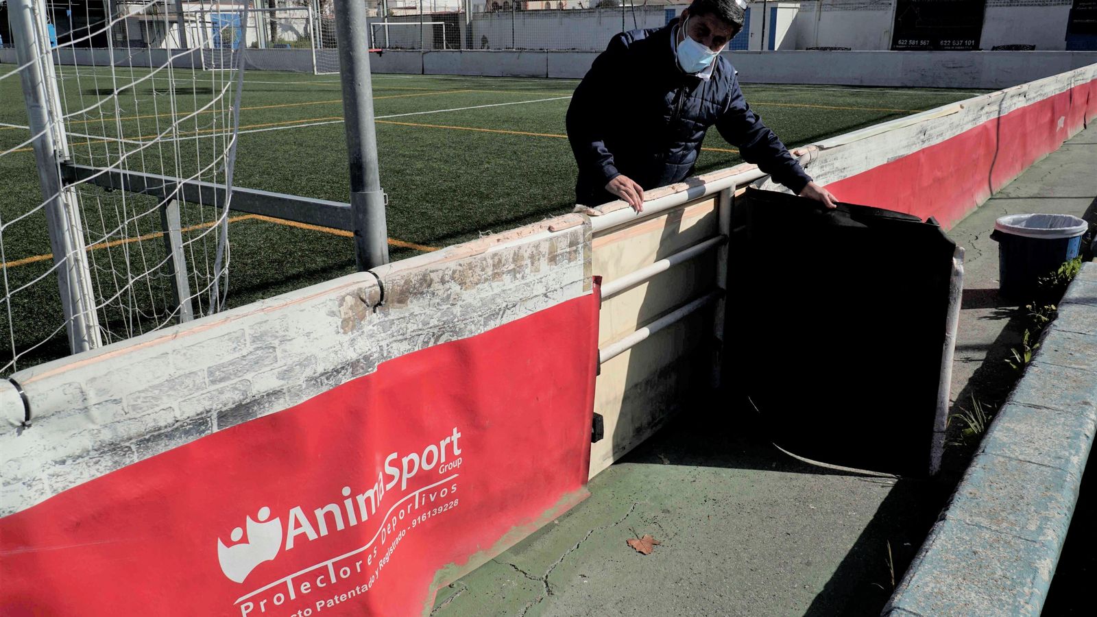 El director David Caro muestra la protección de las vallas del campo de Nervión.