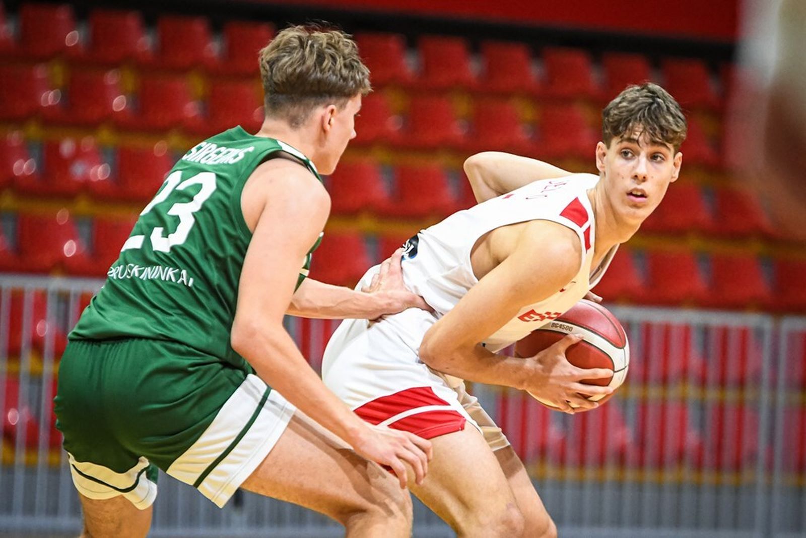 Del Pino, con el balón.