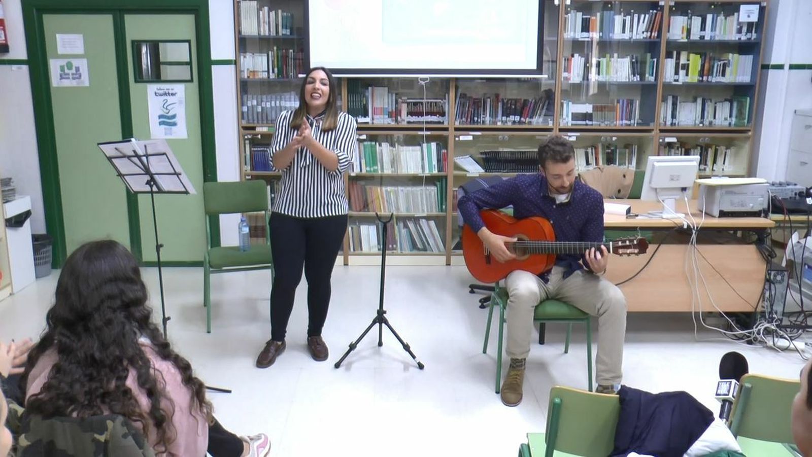 Nazaret Natera y Rubén Pérez durante una actuación en el IES Antonio Muro