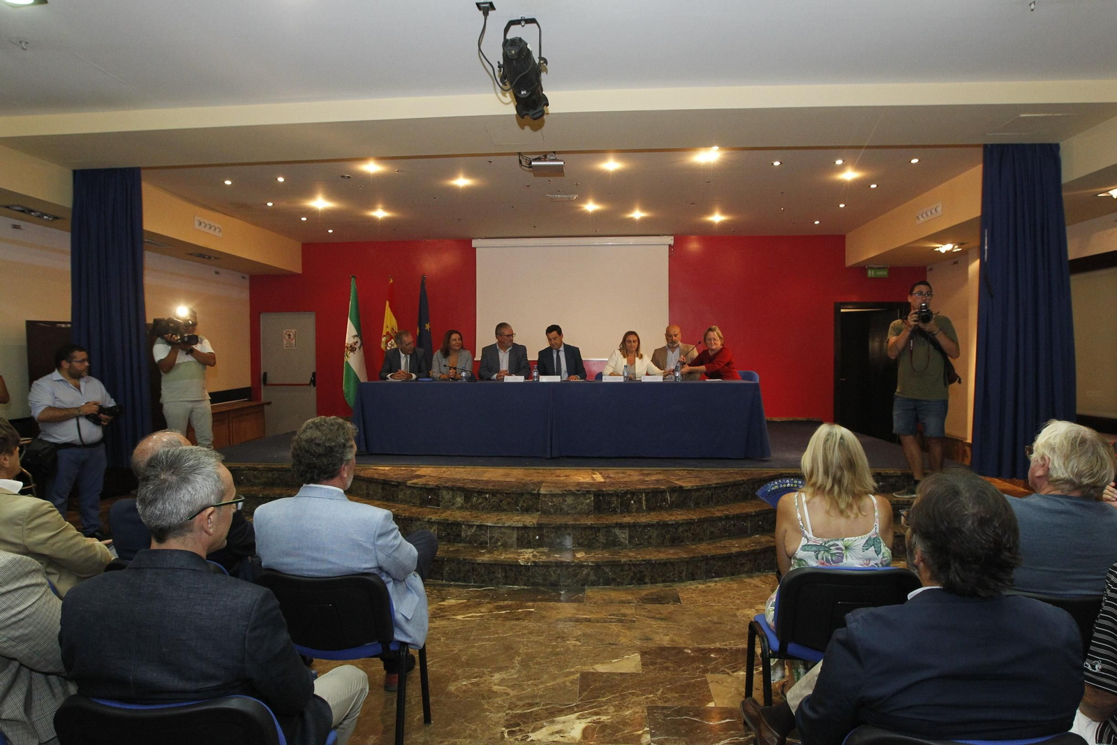 Fotogalería reunión Presidente Junta Andalucía, Juanma Moreno, con dueños viviendas irregulares del Almanzora