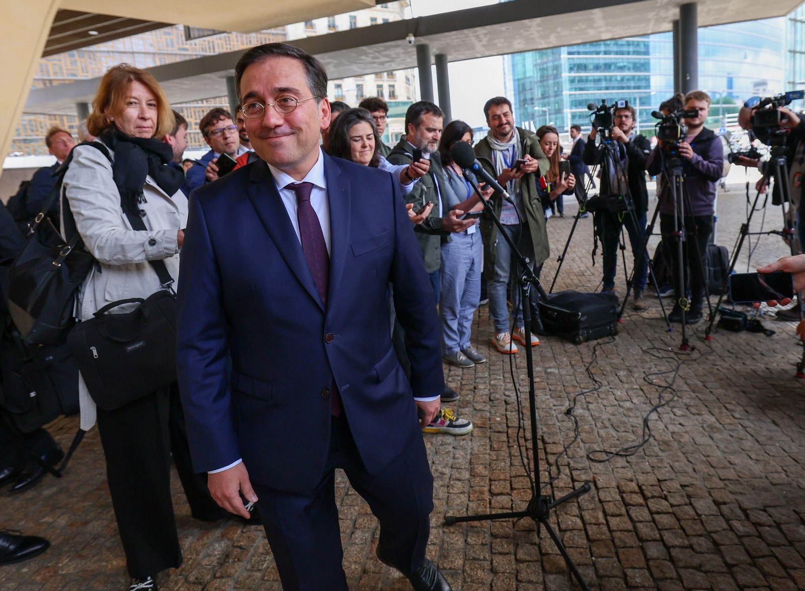 Llegada del ministro español de Exteriores, José Manuel Albares, a la sede de la Comisión Europea, este jueves.