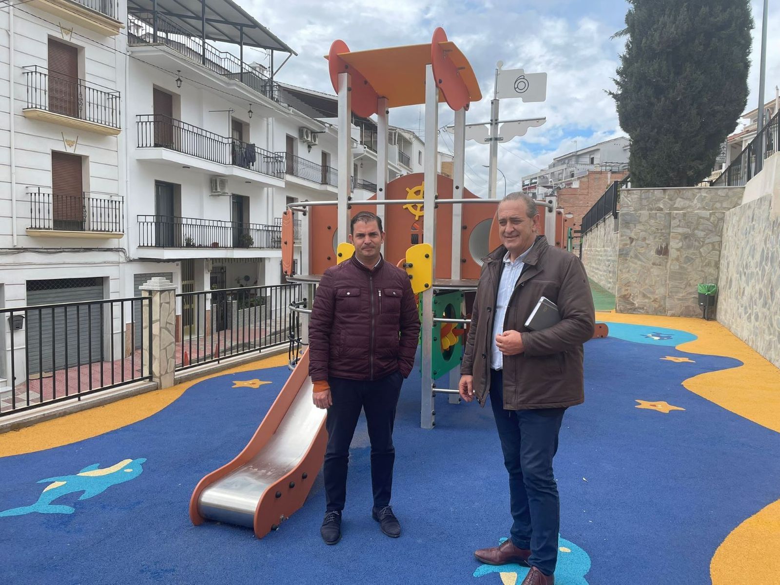 El alcalde de Algarinejo junto al delegado.