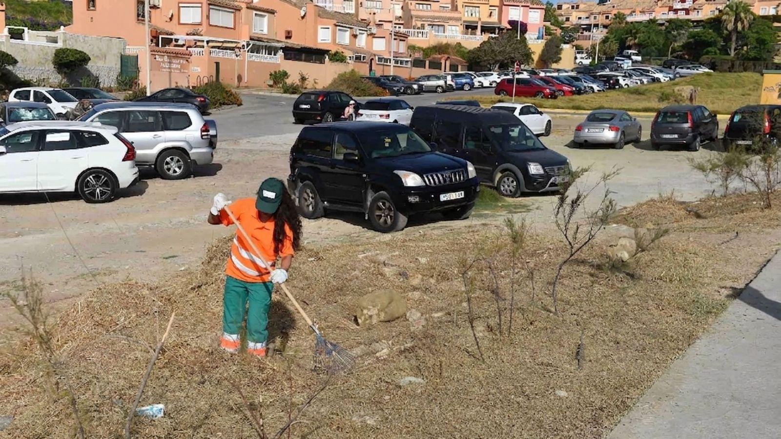 Aparcamiento improvisado en la explanada de Los Delfines, en la playa de Getares.