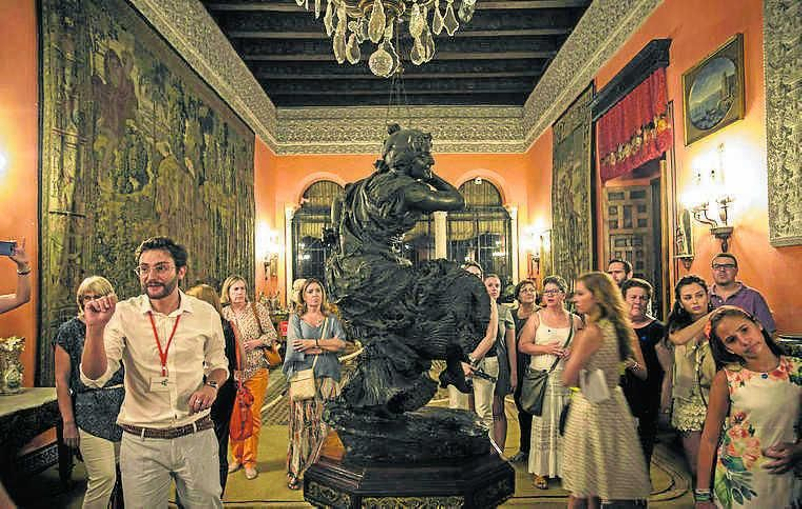 Visita nocturna al Palacio de las Dueñas, en una edición pasada del ciclo veraniego.