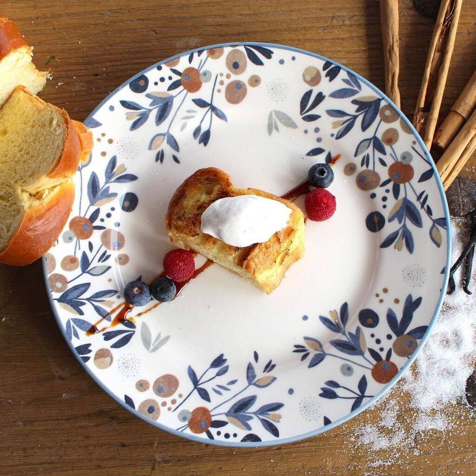TORRIJA DE BRIOCHE CARAMELIZADA ACOMPAÑADA DE HELADO DE LECHE MERENGADA