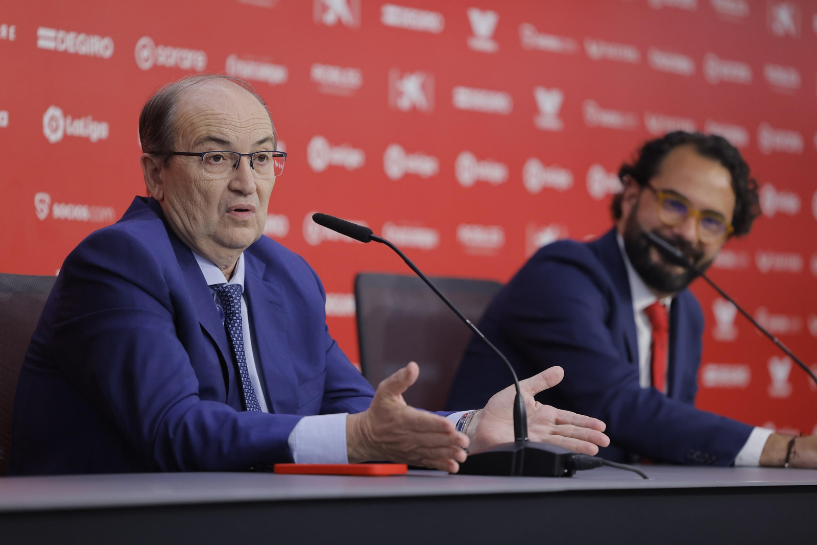 Castro da explicaciones en la presentación de Víctor Orta.