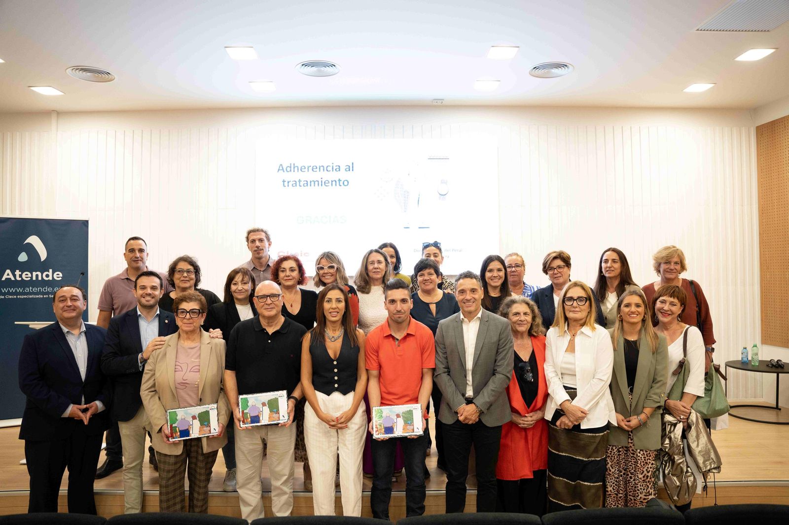 Foto de familia con Óscar Bleda, Diego López, Gristina González y Nuria Palenzuela, entre otros.