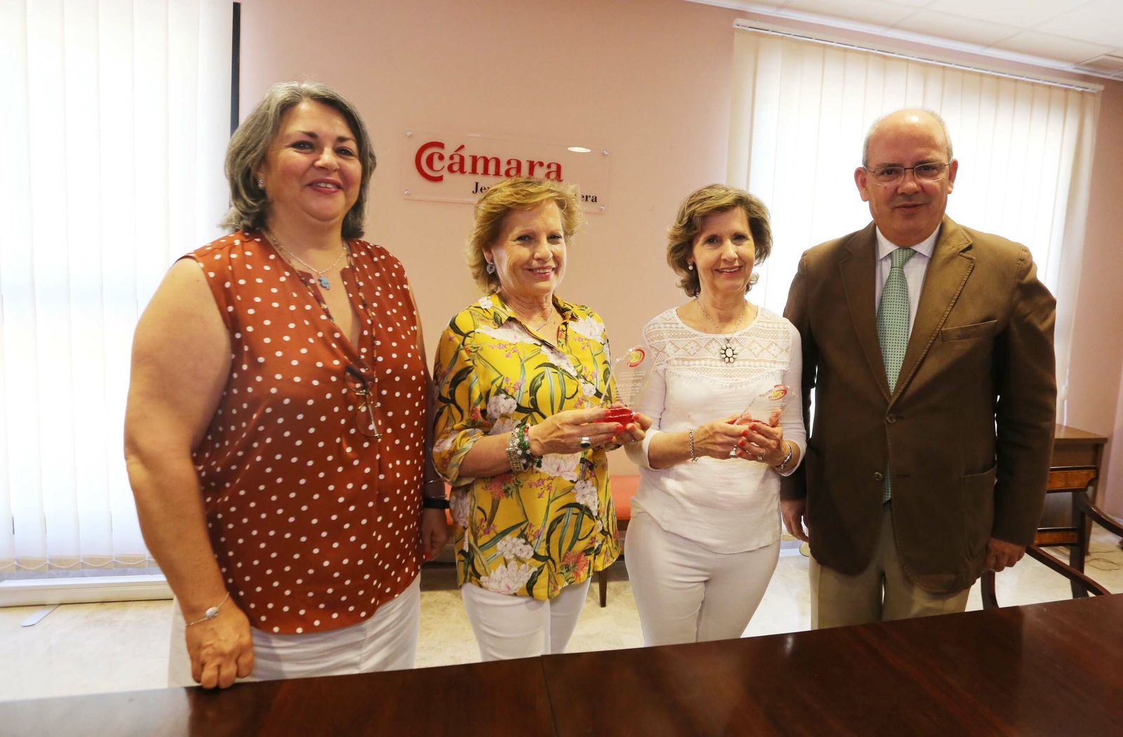 Gemma García Bermúdez, Loli y Caty Chacón, y Javier Sánchez Rojas, este martes en la Cámara de Comercio.