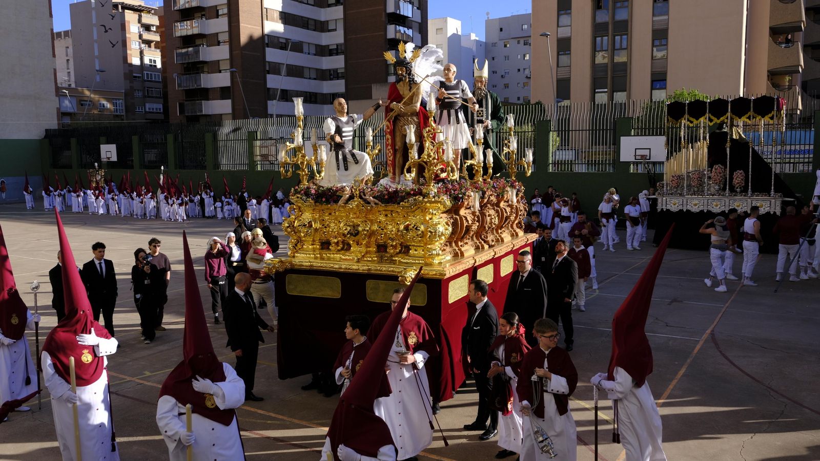 Coronación desaría al viento en su estación de Penitencia