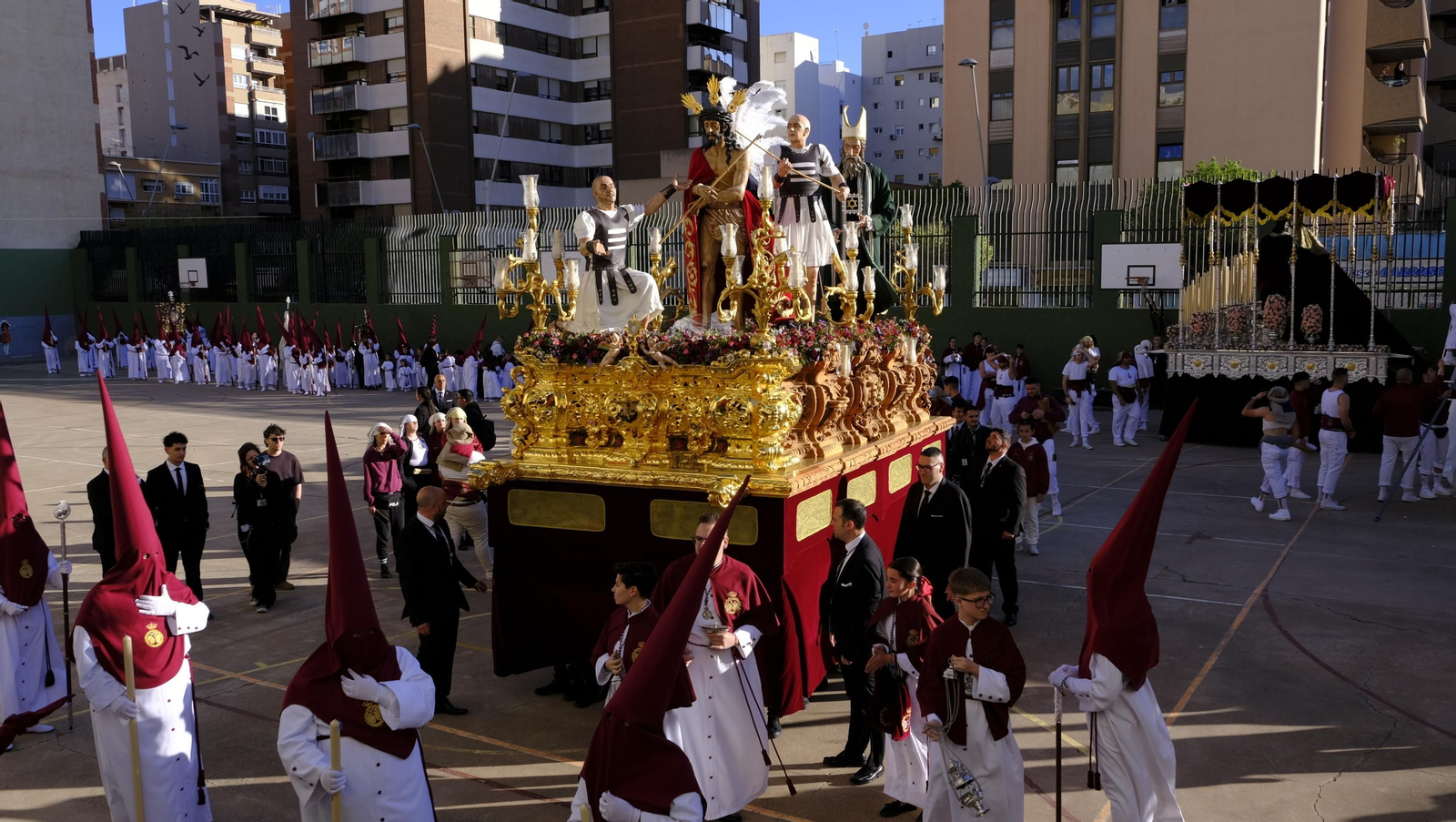 Coronación desaría al viento en su estación de Penitencia