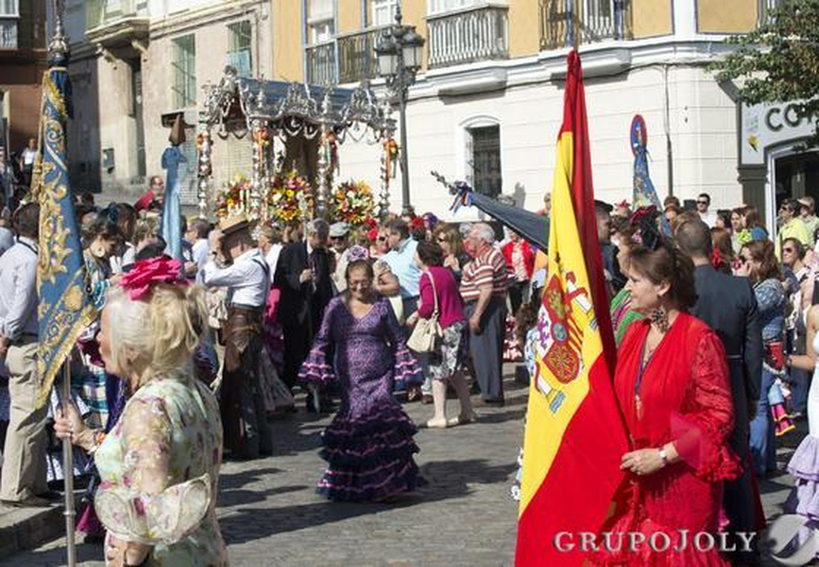 El Simpecado de la capital inicia su camino mientras las primeras hermandades gaditanas alcanzan Bajo de Guía. 

Foto: Joaquin Hernandez Kiki